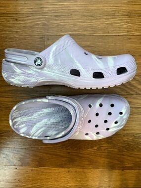 Crocs Classic Clog in a lavender marble